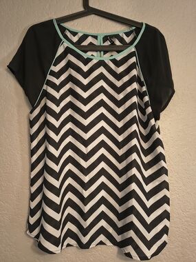HeartSoul Semi sheer L womens black/white/mint zigzag shortsleeve Blouse / Shirt